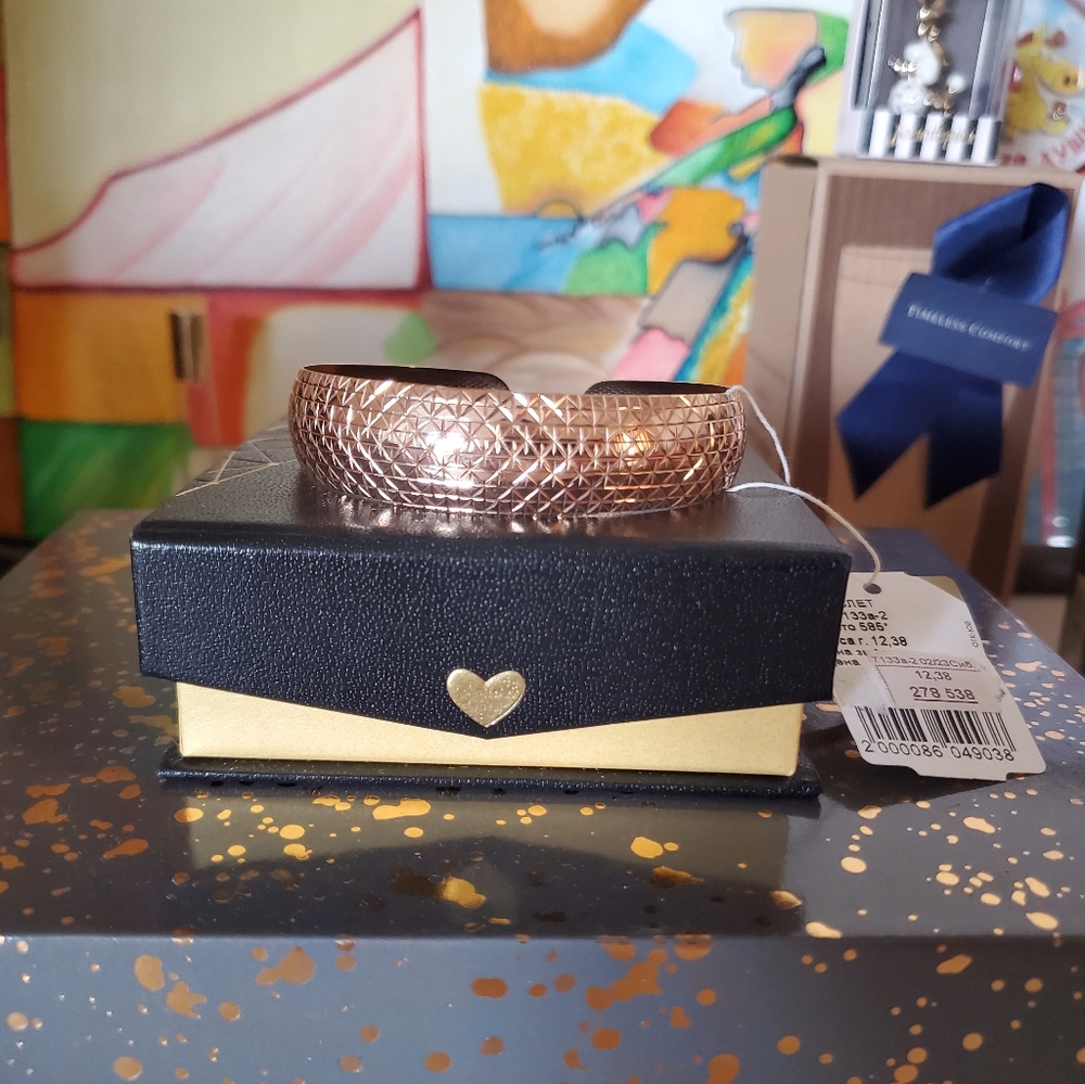 585 Gold Bangle - Picture 5 of 10
